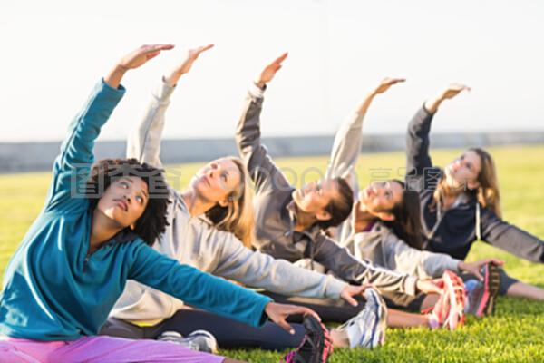 運(yùn)動女性在健身課上的伸展藝術(shù) 休閑與健康的完美結(jié)合